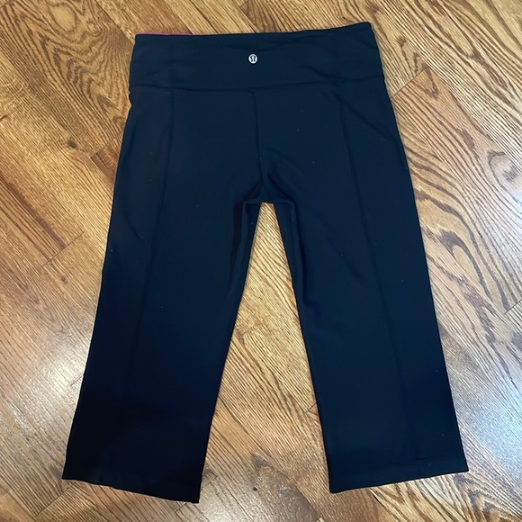 Women’s Lululemon Wide Leg Crop Black Capri Pants. Size 8. Excellent Condition. - Picture 12 of 12